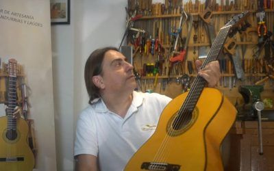 ¿Te gusta el olor a ciprés de las guitarras? Antonio Dovao te lo cuenta en el taller de Alberto Pantoja